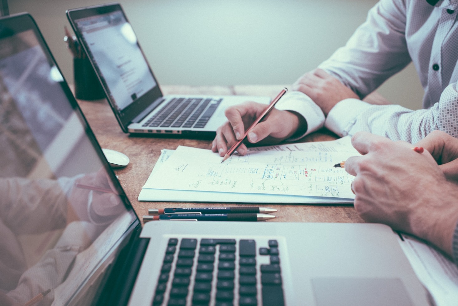 Maximizing Reach with Cohesive Social Media Campaigns